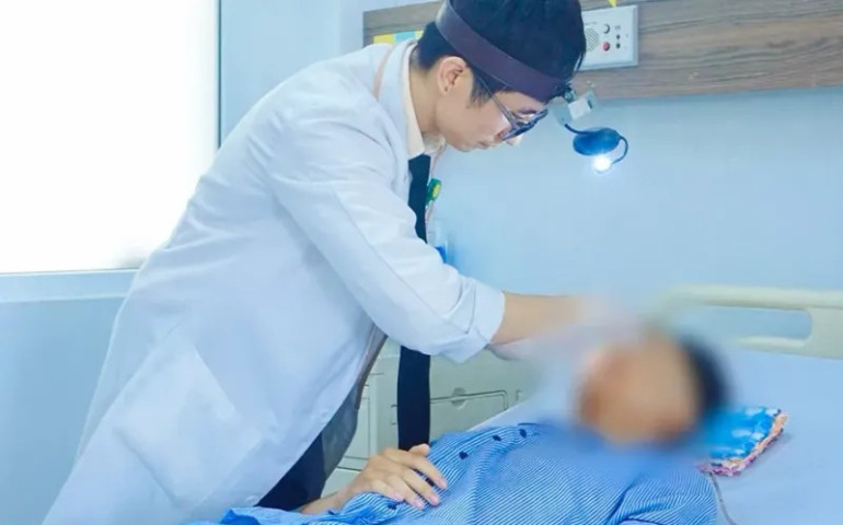 Long An: Cấp cứu thanh niên 16 tuổi bị bạn vô tình đâm vào mặt bằng vật nhọn khi đang đùa giỡn