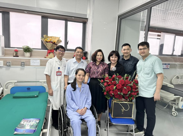 Bác sĩ Hoàng Minh Lý xuất viện và sẽ sớm trở lại làm việc sau thời gian điều trị bệnh bởi tai nạn kính rơi ở quán cà phê