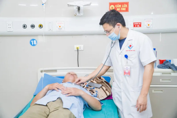 Phú Thọ: Cấp cứu nam bệnh nhân 60 tuổi bị suy thận cấp, sốc giảm thể tích do đi phun thuốc giữa trời nắng