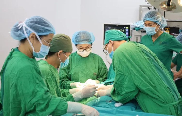 Lạng Sơn: Phẫu thuật cấp cứu cho nam bệnh nhân bị máy cắt cỏ va vào chân khi đang lao động