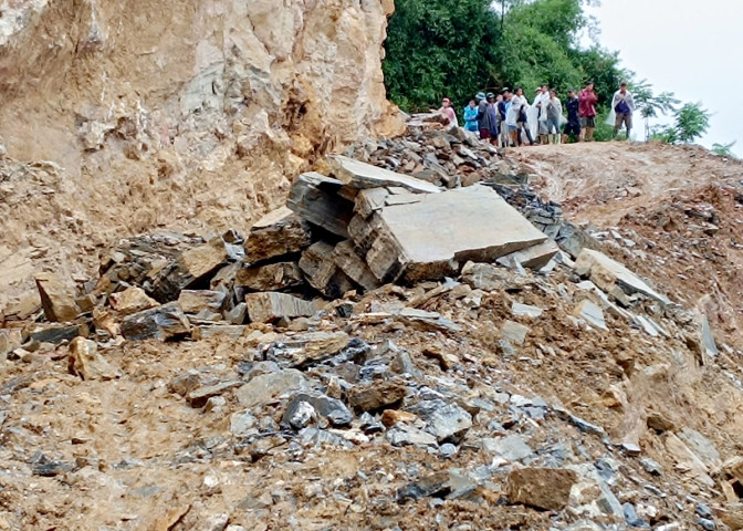 Hà Giang: Đá lăn từ taluy dương xuống đường khiến 2 người tử vong tại thị trấn Cốc Pài