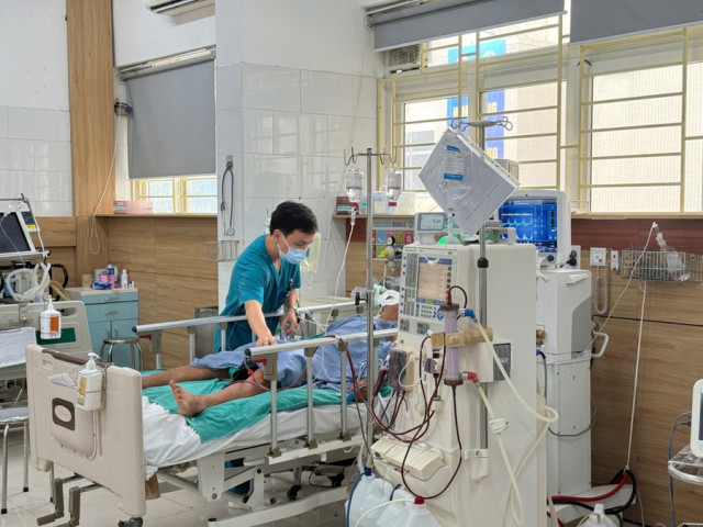 Hà Nội: Sau khi uống rượu tại 1 đám cưới, 1 người tử vong và 4 người khác nhập viện do ngộ độc methanol