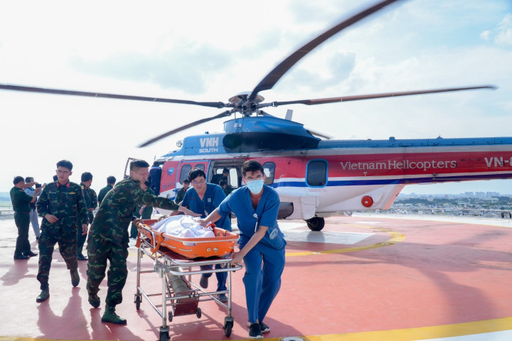 Đưa 2 bệnh nhân nặng từ huyện đảo Trường Sa về đất liền bằng trực thăng
