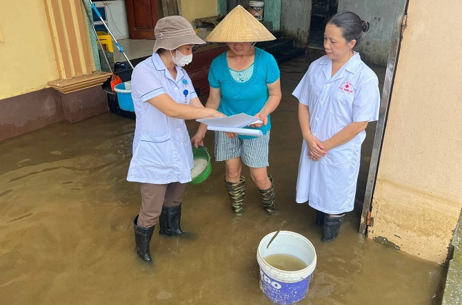 Hà Nội: Trung tâm Y tế huyện Quốc Oai tổ chức cấp phát thuốc và vệ sinh môi trường tại các xã ngập úng