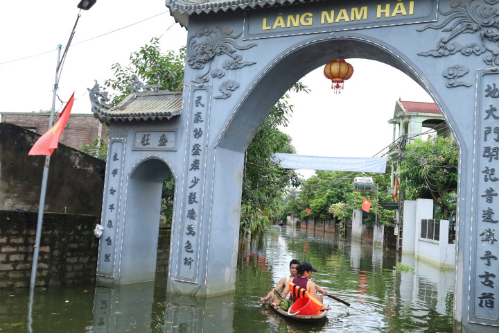 Hà Nội: Còn 1.007 hộ dân bị nước lũ cô lập