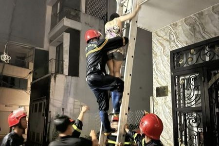 Bà Rịa - Vũng Tàu: Cứu 3 người thoát khỏi đám cháy xảy ra lúc nửa đêm