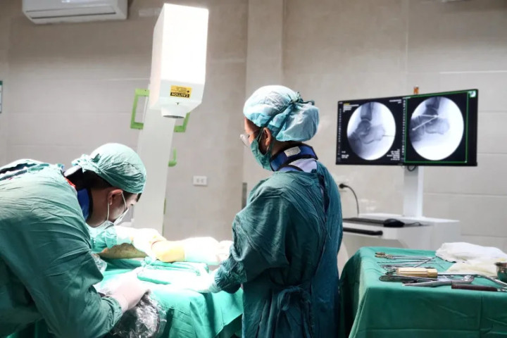 Phú Thọ: Phẫu thuật cho bệnh nhân bị rơi từ độ cao 2,5m xuống đất khiến vỡ phức tạp xương gót chân phải