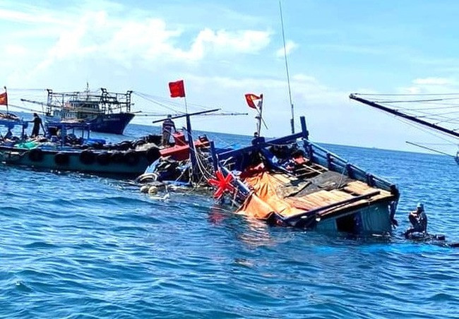 Bình Định: Cứu sống 4 ngư dân trên tàu cá bị chìm gần đảo Phú Quý