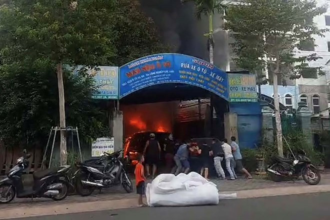 Bình Dương: Xảy ra vụ cháy gara xe trong hẻm, 1 xe ôtô bị thiêu rụi