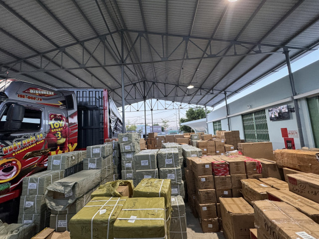 Phú Yên phát hiện xe ô tô vận chuyển 65.000 sản phẩm là mỹ phẩm, đồ gia dụng, hàng tiêu dùng không có hóa đơn chứng từ
