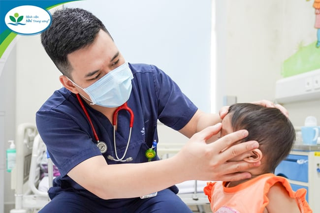 Cấp cứu 4 trẻ bị ong vò vẽ đốt