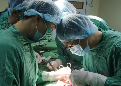 Quảng Ninh phẫu thuật cho bé trai 11 tuổi có khối u tuyến ức lớn