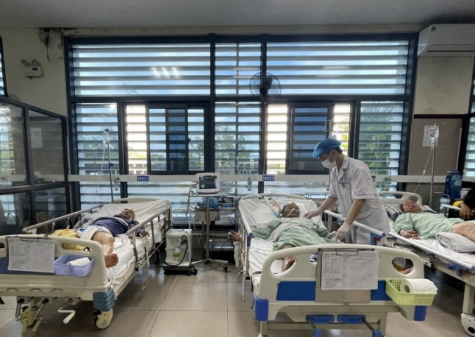 Lạng Sơn: Hai người đàn ông ngộ độc do uống rượu ngâm rễ cây rừng đã qua cơn nguy kịch