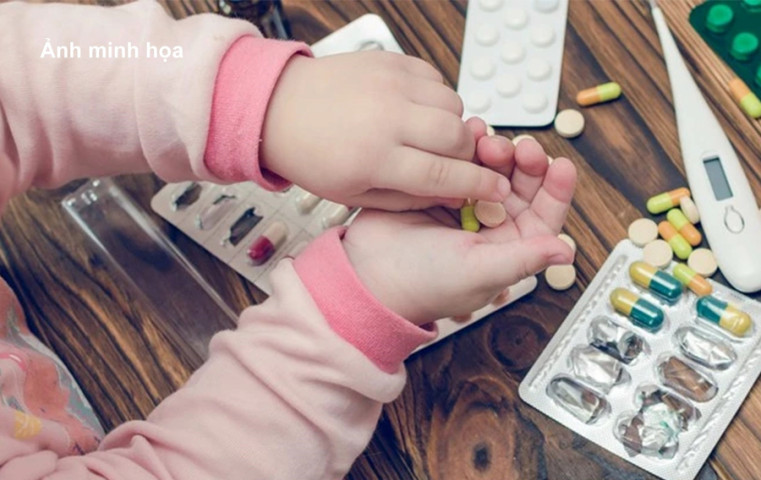 Phú Thọ: Nhờ em trai 5 tuổi pha thuốc, chị gái bị ngộ độc sau khi uống cốc nước có 9 viên paracetamol loại 500mg