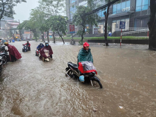 Hà Nội tập trung ứng phó nguy cơ mưa lũ, sạt lở đất, lũ ống, lũ quét