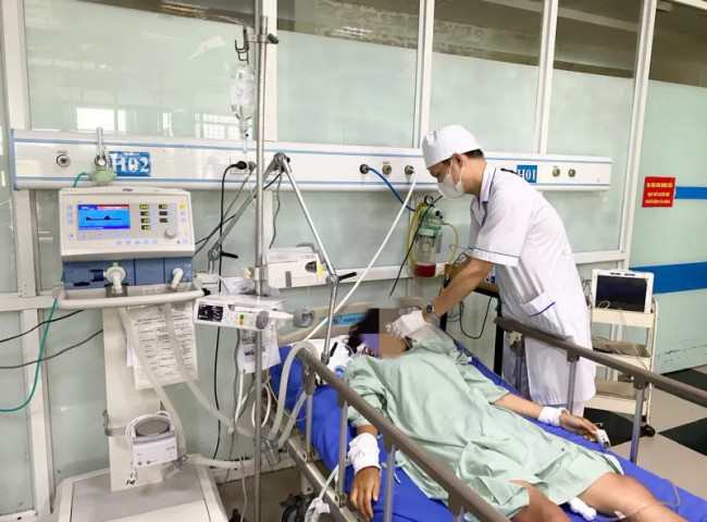 Lạng Sơn cấp cứu cô gái 17 tuổi sốc phản vệ nguy kịch sau khi bị ong đốt