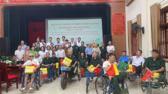 Hội GDCSSKCĐ Việt Nam tặng quà cho thương binh, bệnh binh, gia đình người có công tại tỉnh Hà Nam