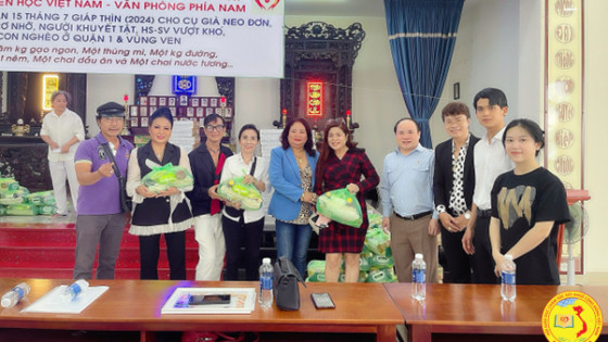 Trao tặng hơn 330 phần quà cho người già neo đơn, trẻ em cơ nhỡ, khuyết tật mùa Vu lan báo hiếu