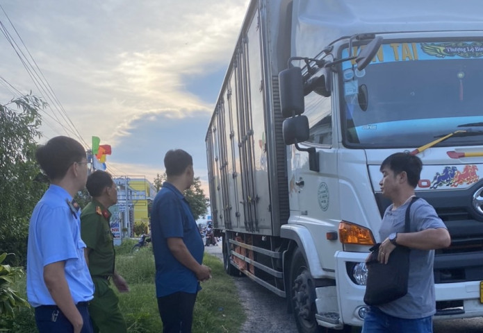 TP. Hồ Chí Minh phát hiện, tạm giữ hơn 9.000 bao thuốc lá nhập lậu vận chuyển trong xe tải