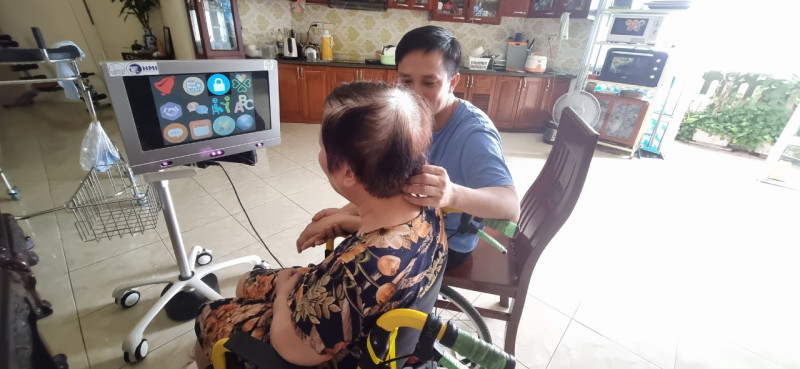 Người bệnh bị mất khả năng nói được hỗ trợ bởi thiết bị "nói qua ánh mắt"