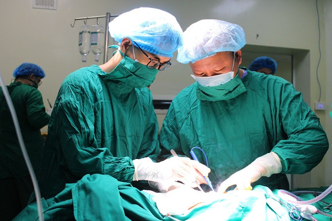 Hà Nội: Cứu sống 1 ca bệnh trong tình trạng nặng do bị chém đứt cơ cổ, vết thương thấu tim, thủng phổi…