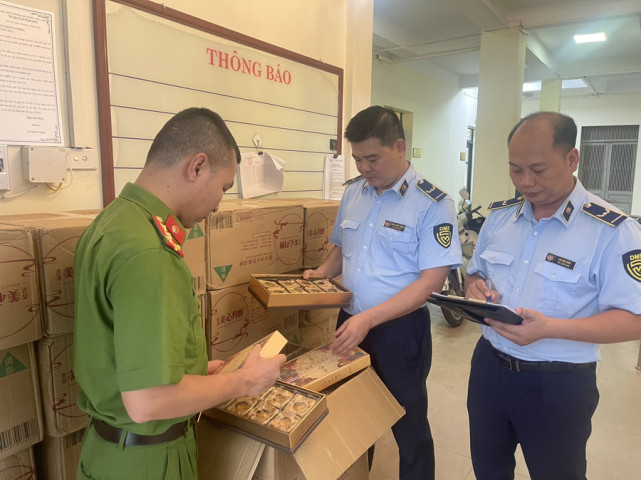 Hà Nội kiểm tra, phát hiện, xử lý 6 vụ vi phạm, tiêu hủy gần 5.000 chiếc bánh Trung thu nhập lậu
