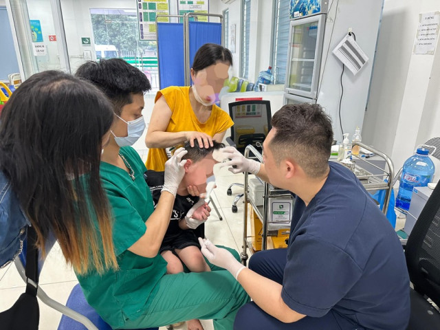 Cấp cứu bé trai 8 tuổi bị chó dại cắn sau 1 tháng