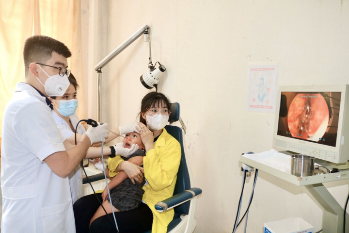 Bắc Giang: Nội soi gắp thành công viên pin cúc đã ăn mòn cuốn mũi và vách ngăn mũi của trẻ