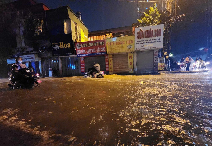 Hà Nội: Mưa xối xả trong đêm khiến nhiều tuyến phố ngập sâu, cây cối gãy đổ