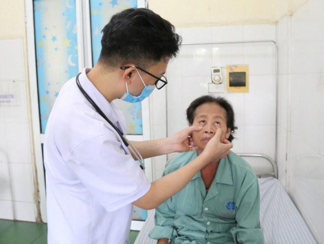 Phú Thọ: Một người phụ nữ nhiễm cùng lúc 5 loại giun, sán do thói quen ăn rau sống thường xuyên