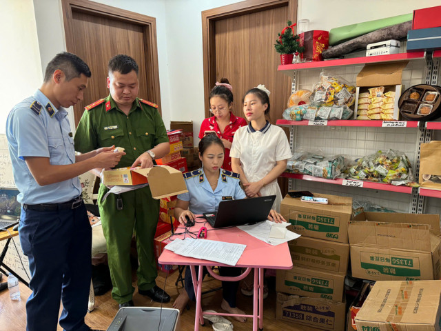 Quảng Ninh kiểm tra điểm kinh doanh, bán hàng trực tuyến đối với gian hàng HuongAnhFood&amp;Nest phát hiện hàng hóa nhập lậu