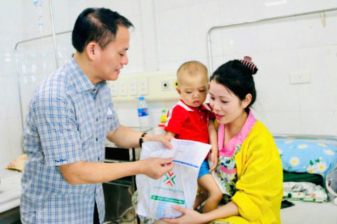 Codoca phối hợp cùng Chi cục dân số tỉnh Thanh Hóa thăm, tặng quà các bệnh nhân Nhi tại bệnh viện Nhi Thanh Hóa
