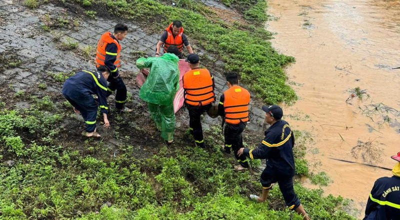 Hòa Bình: Hai học sinh bị nước lũ cuốn trôi khi đi qua ngầm