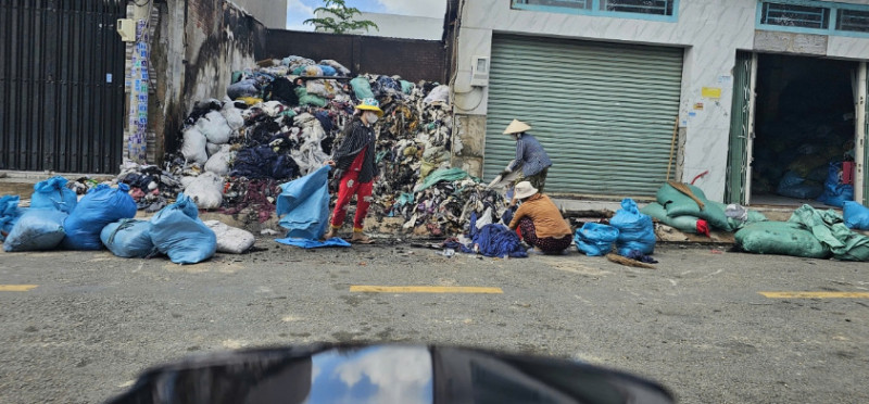 TP. Hồ Chí Minh: Xảy ra cháy lớn tại kho vải khiến nhiều tài sản bị thiêu rụi