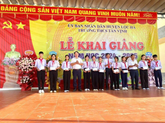 Hà Tĩnh : Tặng quà cho học sinh có hoàn cảnh khó khăn nhân ngày khai giảng