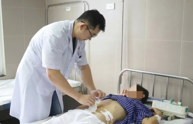 Lạng Sơn: Cấp cứu 2 bệnh nhân nữ bị vỡ đại tràng do tự thụt tháo tại nhà