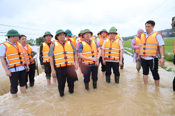 Thủ tướng chỉ đạo bảo đảm an toàn đê điều, hồ đập, triển khai phương tiện, kể cả trực thăng, hỗ trợ người dân