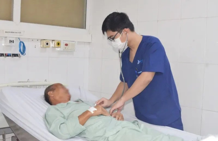 Quảng Ninh: Cấp cứu bệnh nhân uống nhầm nước lau sàn