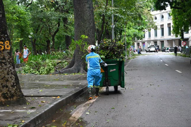 Hà Nội xử lý, khắc phục và đảm bảo công tác thu gom vận chuyển, xử lý rác sau cơn bão số 3