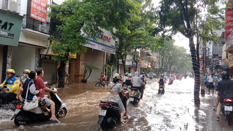 Hà Nội: Người dân "bì bõm" lội nước, giao thông ùn tắc sau trận mưa kéo dài lúc rạng sáng