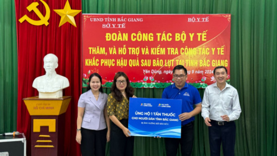 FPT Long Châu điều động nhanh 10 tấn thuốc, phối hợp với các đơn vị hỗ trợ người dân vũng bão lũ