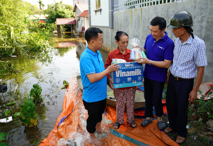Vinamilk hỗ trợ sữa, nước và nhiều quà tặng cho người dân vùng ngập lụt ngoại thành Hà Nội