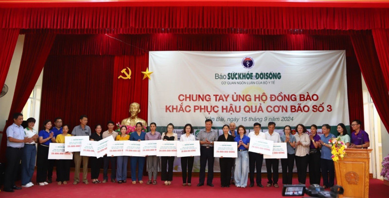 Đại diện Bộ Y tế thăm động viên người dân vùng lũ Yên Bái