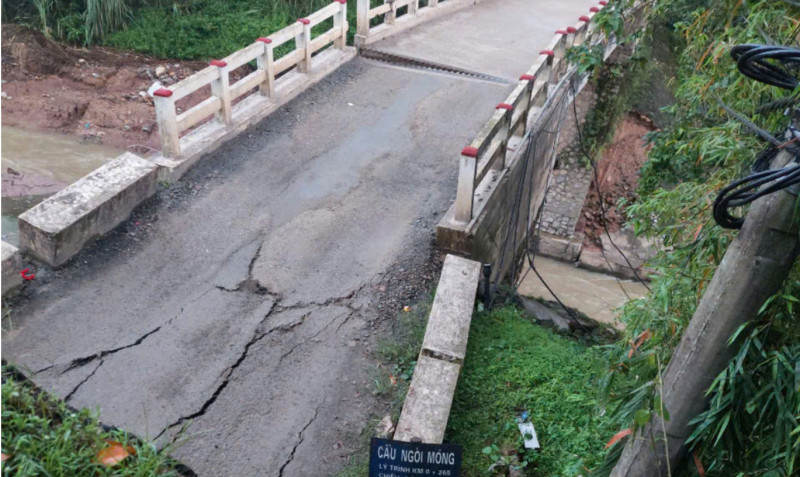 Hòa Bình: Sập đầu cầu Ngòi Móng, đường tỉnh 445, không có thiệt hại về người