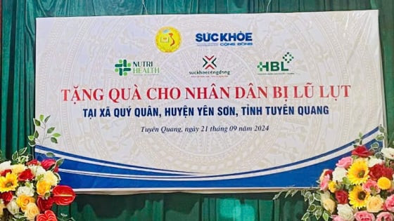 Tạp chí Sức Khoẻ Cộng Đồng trao quà hỗ trợ các gia đình sau cơn bão số 3 tại xã Quý Quân, huyện Yên Sơn, tỉnh Tuyên Quang