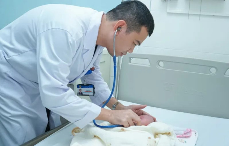 Các bác sĩ phẫu thuật ít xâm lấn cứu bé 11 ngày tuổi mắc chứng tim bẩm sinh hiếm gặp