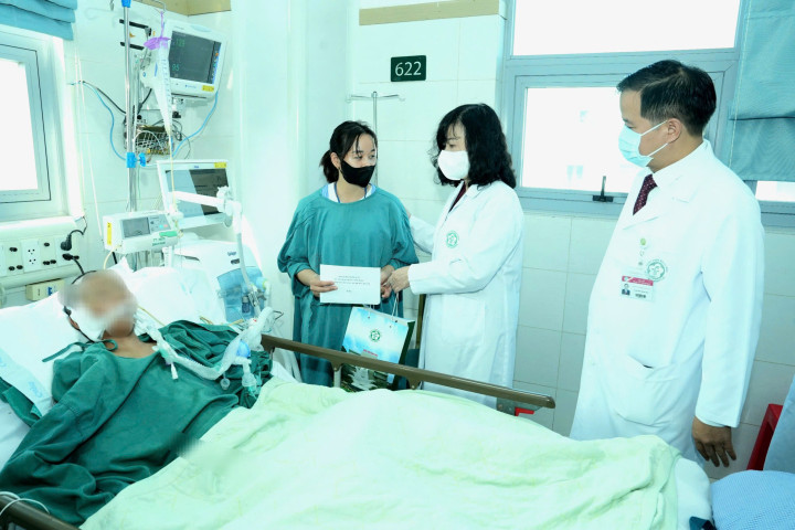 Bộ trưởng Bộ Y tế Đào Hồng Lan thăm hỏi, động viên bệnh nhi là nạn nhân trong vụ sạt lở do lũ quét tại Làng Nủ