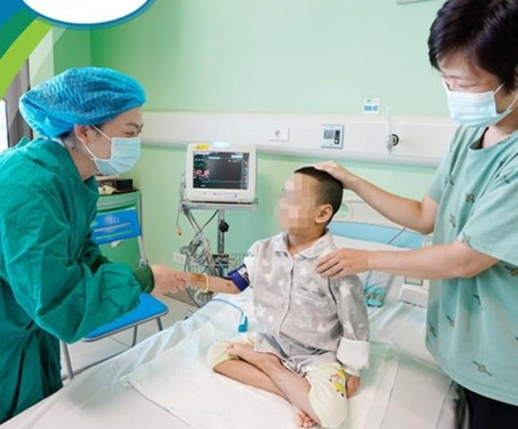 Ghép thận thành công cho bệnh nhi 8 tuổi suy thận mạn giai đoạn cuối trên nền bệnh Von Willebrand gây rối loạn đông máu, suy tim