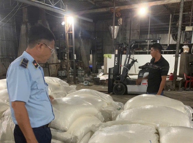 Long An phát hiện 1 hộ kinh doanh sở hữu 98 bao đường cát nhập lậu
