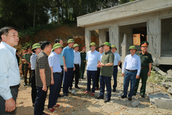 Phó Thủ tướng Chính phủ Trần Hồng Hà kiểm tra việc khắc phục hậu quả mưa lũ, sạt lở đất ở Thanh Hóa